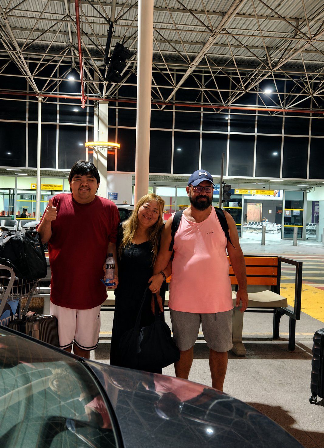 Família entregue no aeroporto